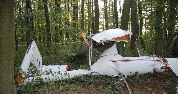 U Dvořiska se zřítilo malé letadlo: Pilot v troskách zahynul