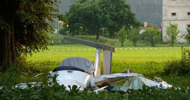 Letadlo se zřítilo na dům a způsobilo požár: Zemřeli 4 lidé