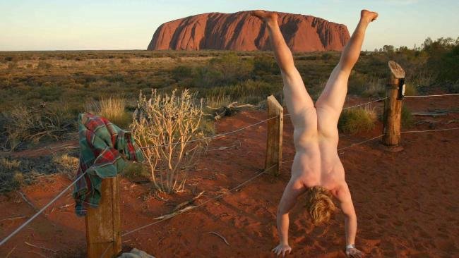 Nepatřiční turisté u Uluru štvou původní obyvatele Austrálie.