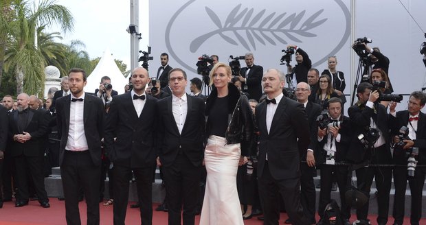 Porota sekce Un Certain Regard na festivalu v Cannes: Herečka Uma Thurman a vedle ní (vpravo) umělecký ředitel karlovarského festivalu Karel Och