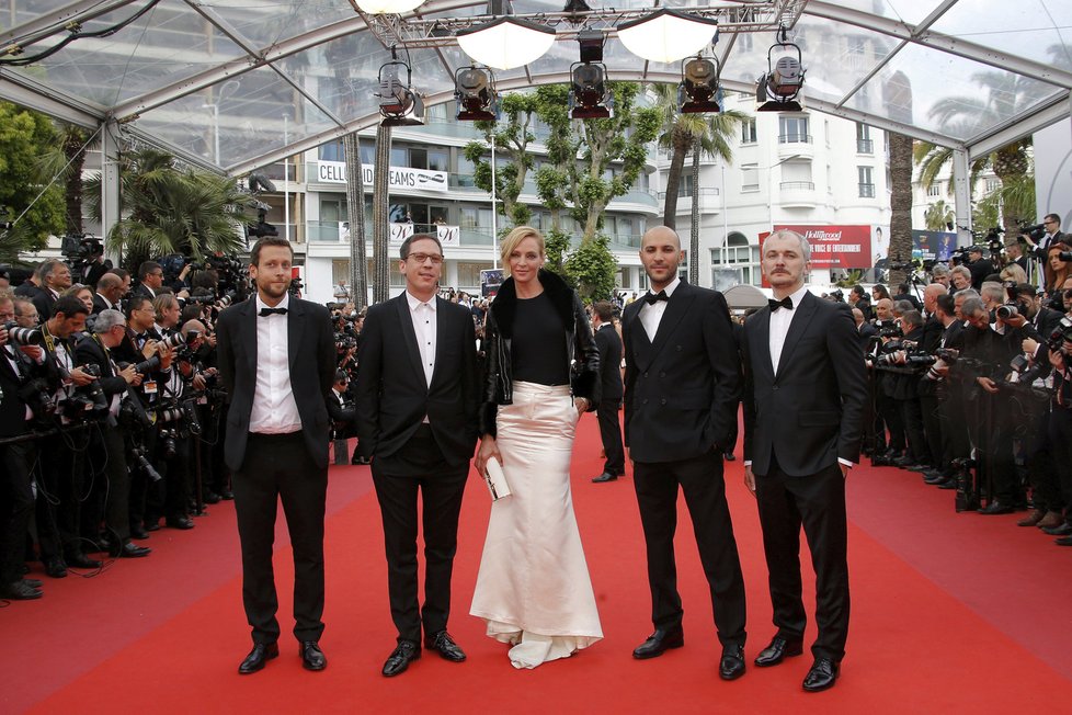 Porota sekce Un Certain Regard na festivalu v Cannes: V čele herečka Uma Thurman, zcela vpravo pak umělecký ředitel karlovarského festivalu Karel Och.