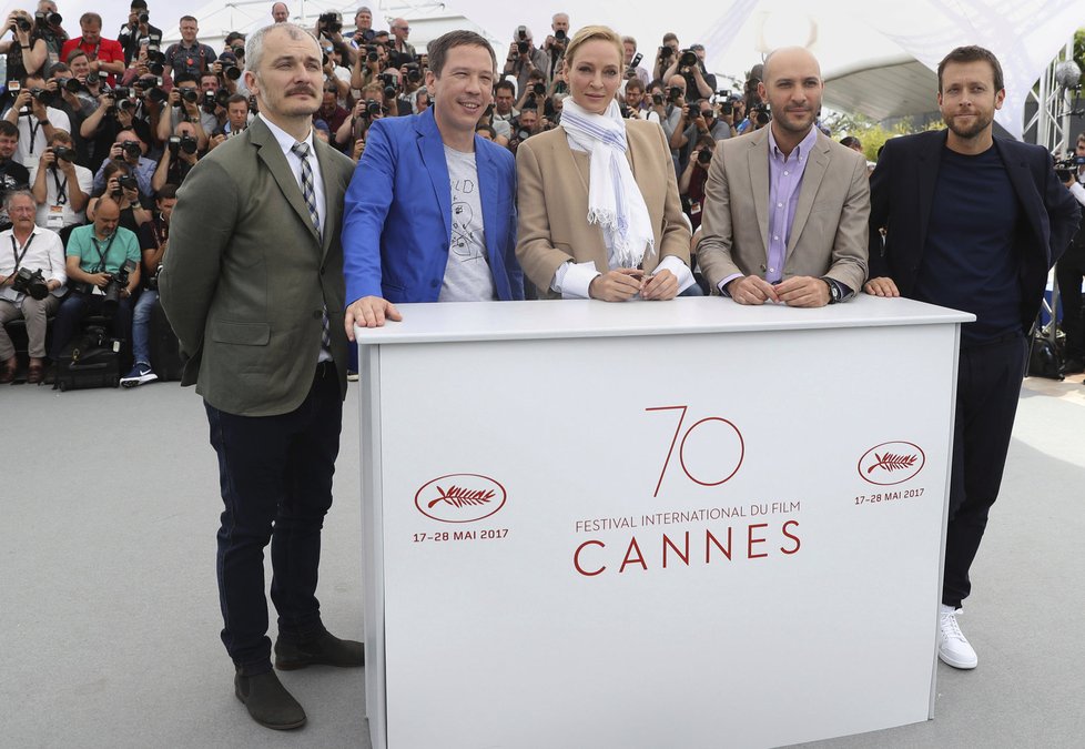 Porota sekce Un Certain Regard na festivalu v Cannes: V čele herečka Uma Thurman, zcela vlevo pak umělecký ředitel karlovarského festivalu Karel Och.
