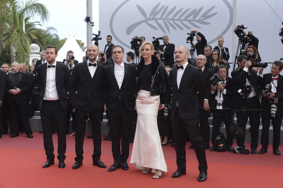 Porota sekce Un Certain Regard na festivalu v Cannes: Herečka Uma Thurman a vedle ní (vpravo) umělecký ředitel karlovarského festivalu Karel Och.