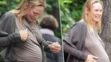 Uma Thurman o sebe v těhotenství nedbá: Mastné vlasy a fleky na triku
