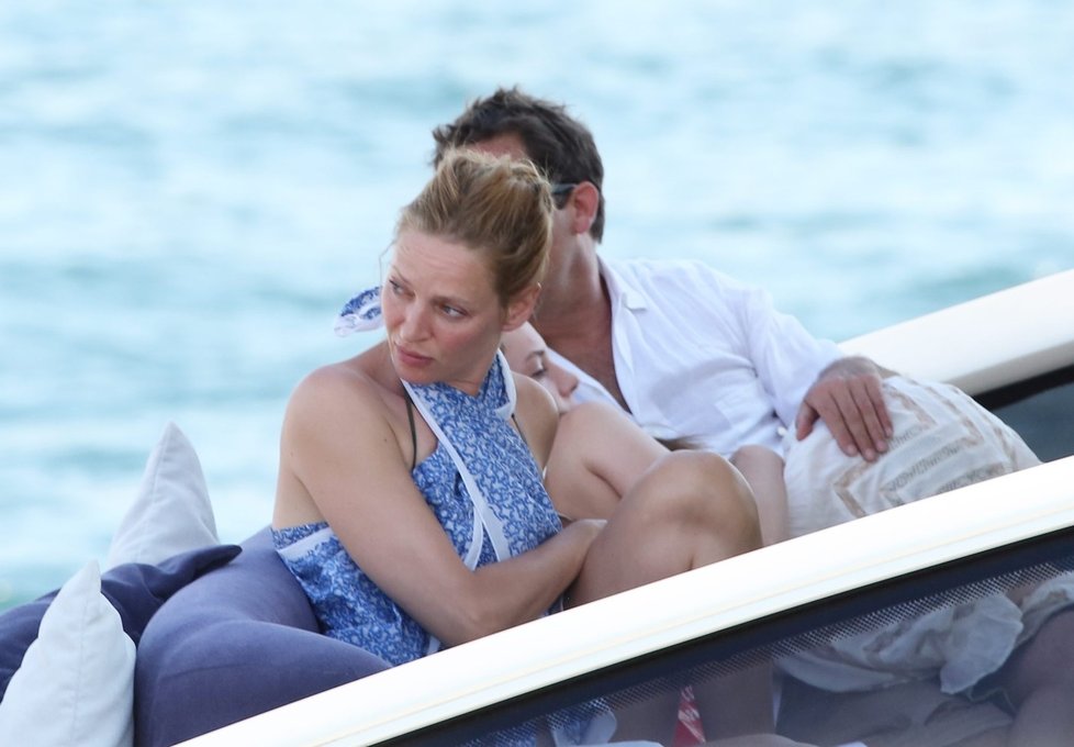 Uma Thurman si na luxusní jachtě užívala s Arpadem Buissonem.