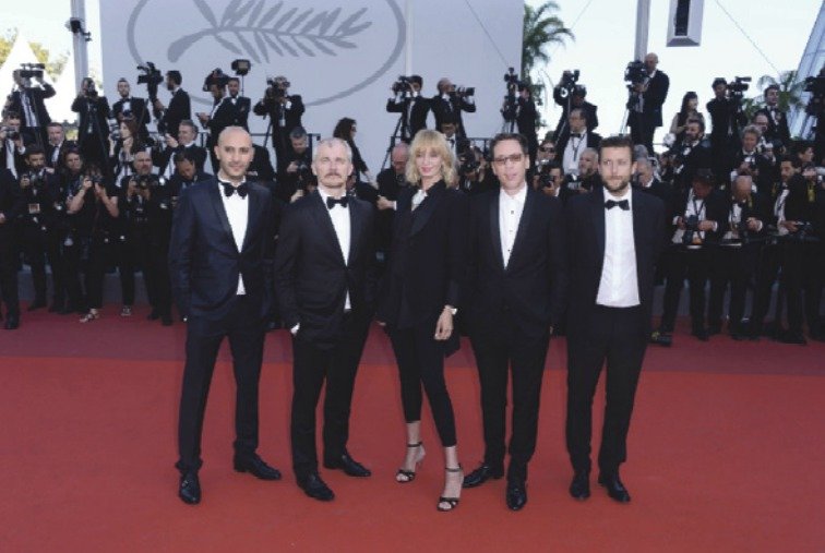 (Zleva) Mohammed Dlab, Karel Och, Uma Thurman, Reda Kateb a Joachim Lafosse na červeném koberci letošního 70. ročníku festivalu v Cannes