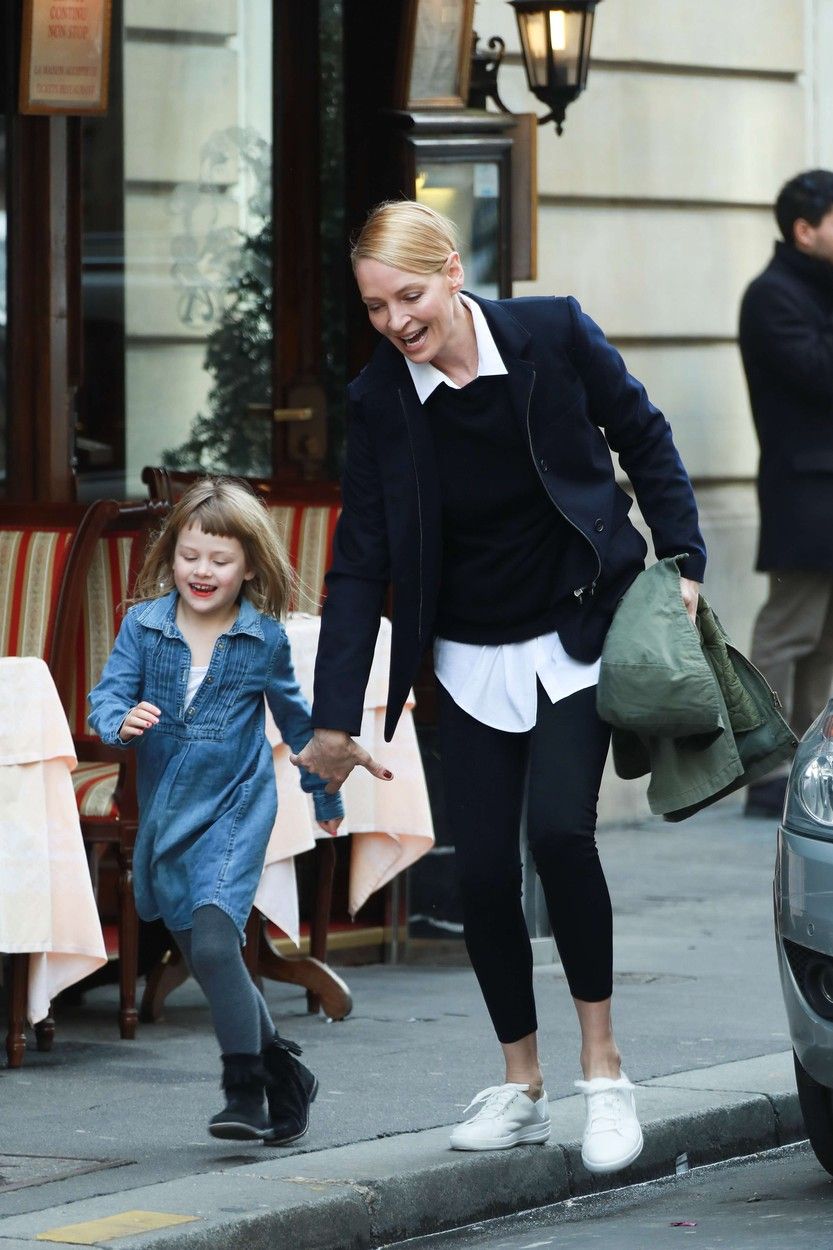 Herečka Uma Thurman se svou čtyřletou dcerou Lunou na pařížském Fashion Weeku.