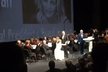 Uma Thurman převzala cenu: Před Bartoškou poklekla