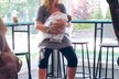 Den po porodu si Uma Thurman vyrazila s miminkem na procházku