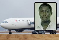 Terorista z letadla se při obvinění usmíval