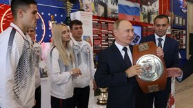 Umar Kremlev po boku ruského prezidenta Vladimira Putina