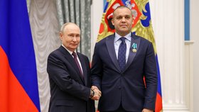 Umar Kremlev po boku ruského prezidenta Vladimira Putina