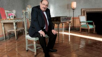 Na rozdíl od Berlusconiho byl Hitler monogamní, říká Umberto Eco v rozhovoru pro Reflex