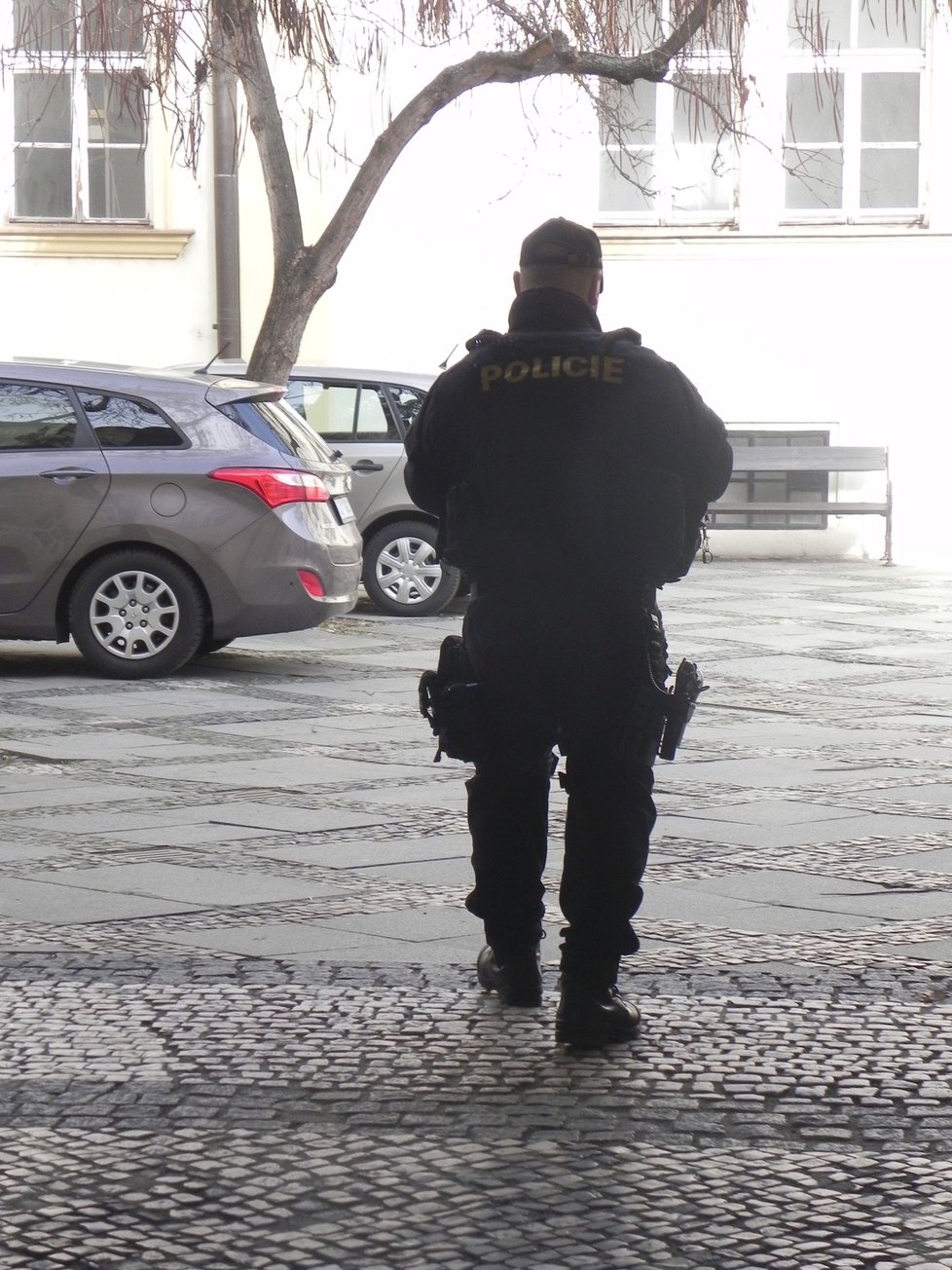 Úřad byl kvůli policejnímu zásahu uzavřen celý den.