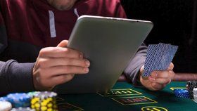 Umělá inteligence dokázala porazit skupinu profesionálních hráčů v pokeru. Teď ji čeká kariéra v Pentagonu (ilustrační foto)