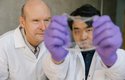 Vědci John Madden a Juta Dobaši s iontovou umělou kůží