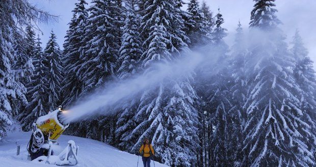 Vodohospodáři budou kvůli zasněžování a suchu kontrolovat lyžařská střediska. Ilustrační foto