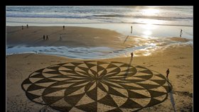 Nejkrásnější vyznání lásky: Umělec maluje nádherné obrazce do písku