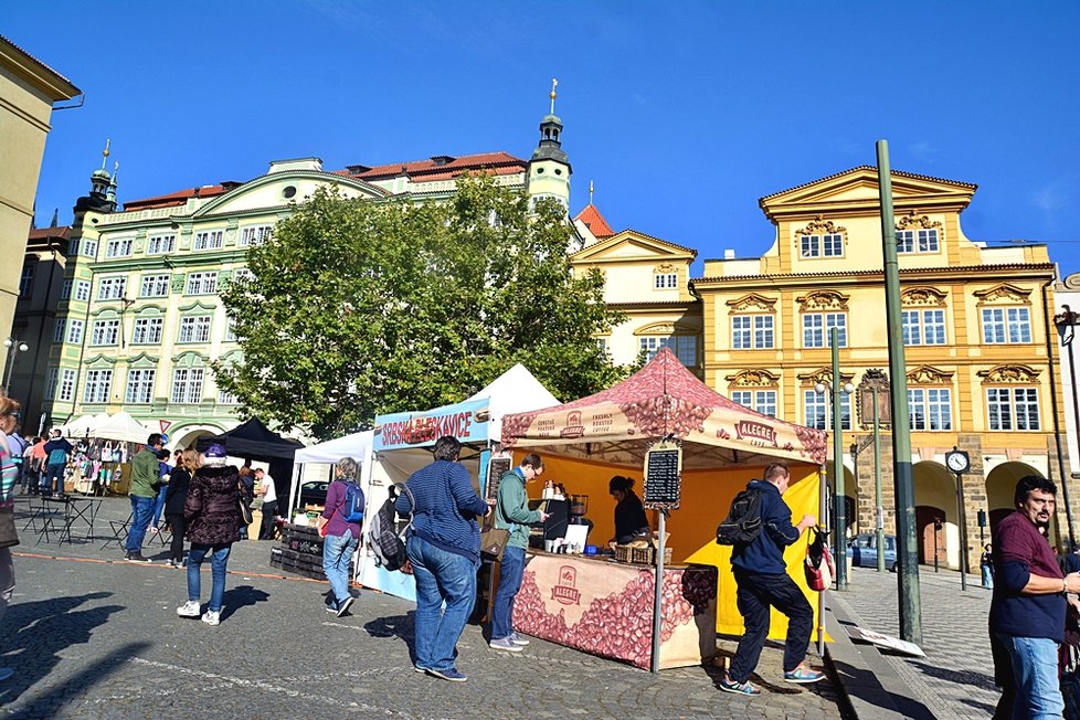 UmTrhy se přestěhovaly z Pařížské. Nyní je objevíte na Malostranském náměstí.