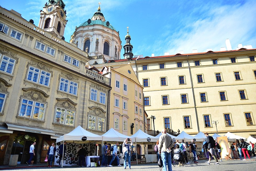 UmTrhy se přestěhovaly z Pařížské. Nyní je objevíte na Malostranském náměstí.