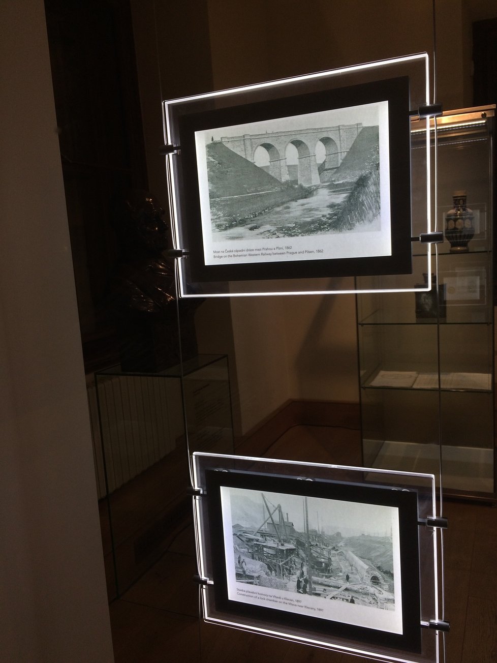 Výstava věnovaná sběratelské činnosti Vojtěcha Lanny se nachází v jedné místnosti.