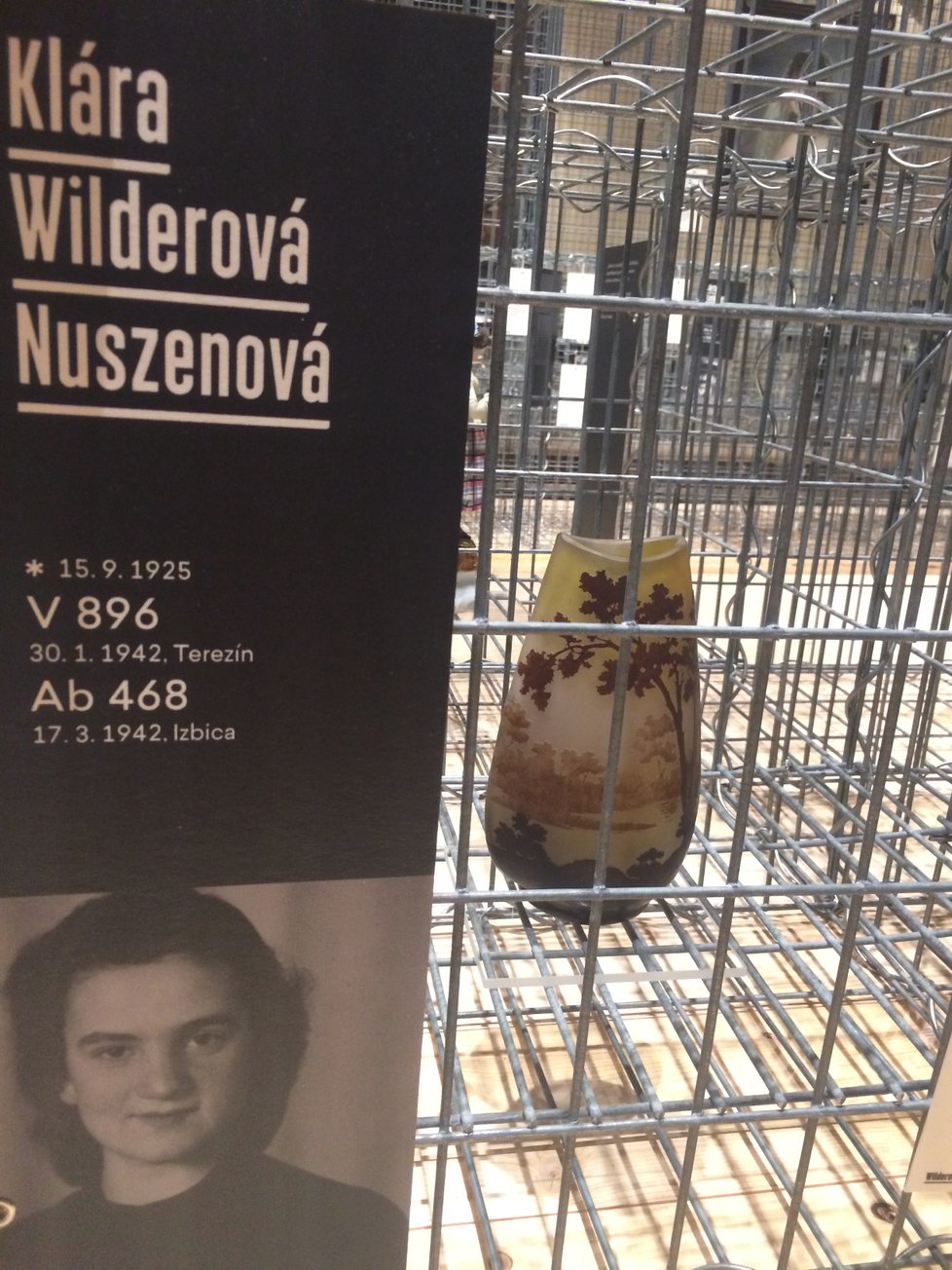 V Izbice, jednom z největších ghett, které Němci zřídili, zemřela Klára Wilderová Nuszenová. Dochovala se po ní francouzská váza z leptaného vrstveného skla.