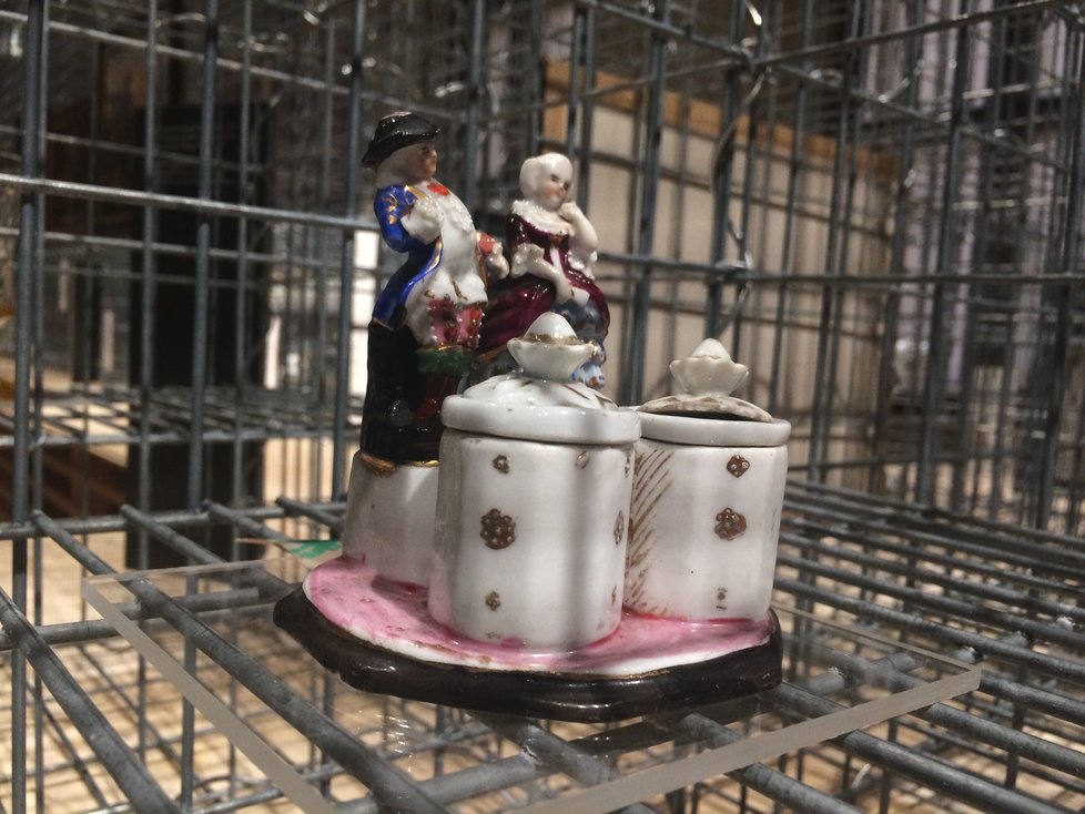 Po třiatřicetileté Trudě Sagherové zbyla porcelánová psací souprava z 19. století. Vědomí toho, že ji využívala například při psaní dopisů, je jednou z mála upomínek na její smutný krátký život, který přeťal nacistický antisemitismus.