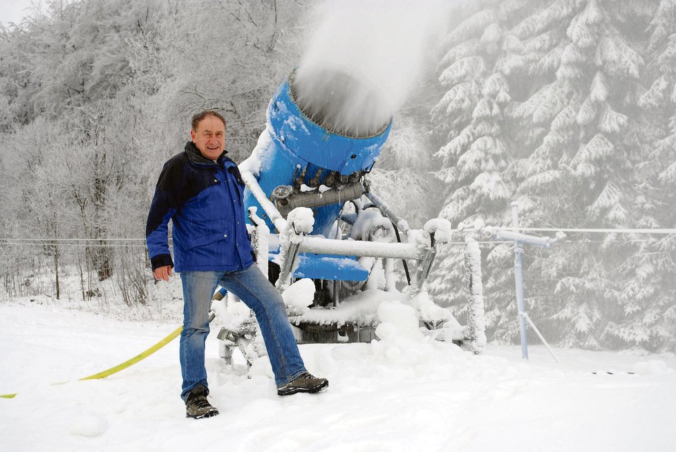 Finální podoba umělého zasněžování: sněžné dělo chrlí litry sněhu, za sekundu ho dokáže vyrobit až 9 litrů.