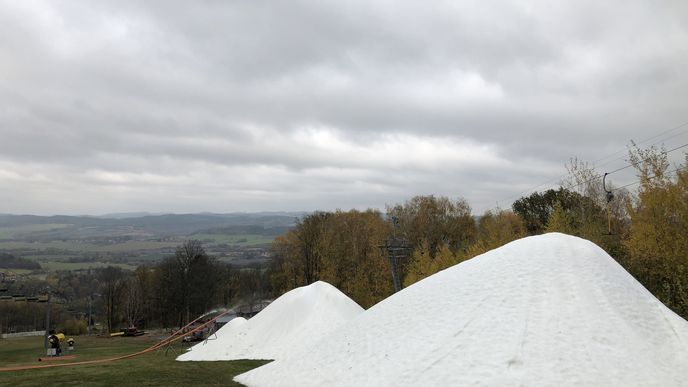 K umělému zasněžování se musí provozovatelé sjezdovek uchylovat stále častěji (fotografie ze ski areálu Monínec, listopad 2019).