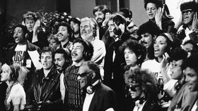 Nejhvězdnější noc popu: Nahlédněte do zákulisí historické události z roku 1985, kdy se jednoho lednového večera sešly největší hudební hvězdy světa, aby nahrály skladbu We Are the World.