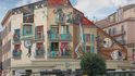 Street artista Patrick Commecy oživuje fasády domů optickými klamy. Ty vyjevují scény, které jsou spjaté s historií či kulturou daného města.