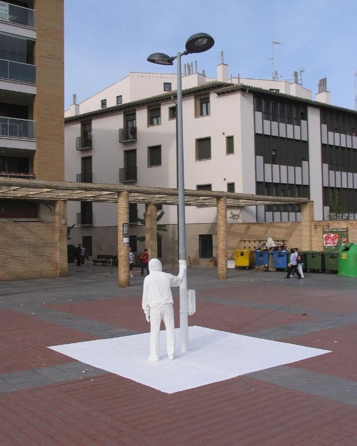 Pouliční instalace Marka Jenkinse, které nutí kolemjdoucí přemýšlet o hranici mezi realitou a iluzí