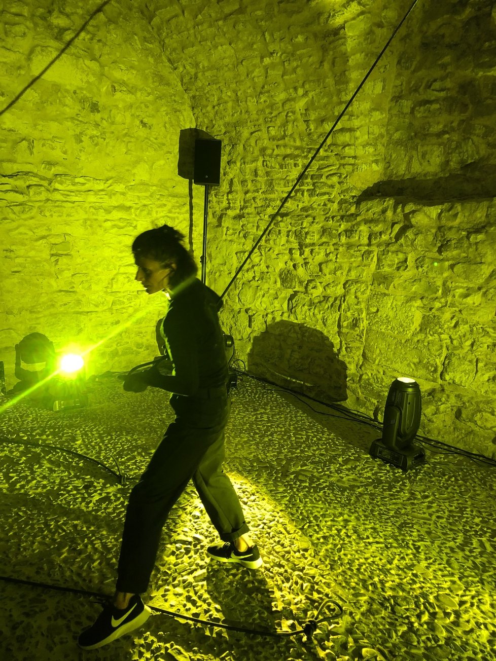 Gotické sklepení Domu U Kamenného zvonu se na pár dalších týdnů stanou kulisami tanečně-světelného představení s názvem Light Underground.