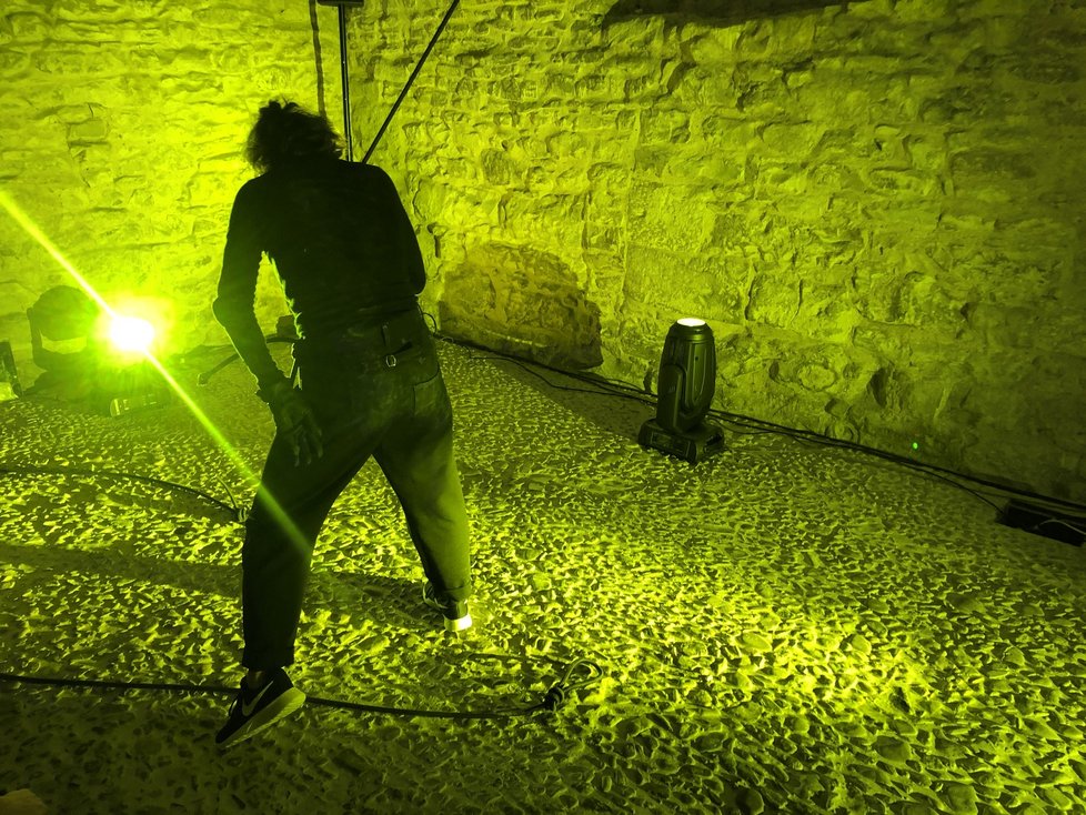 Gotické sklepení Domu U Kamenného zvonu se na pár dalších týdnů stanou kulisami tanečně-světelného představení s názvem Light Underground.