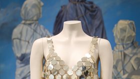 Novodobý unikát jsou určitě šaty „sestav si sama“ House of Paco Rabanne (1996). Součástí balení jsou plíšky, folie, plast, návod a kleštičky, výsledná podoba šatů je na ženách.