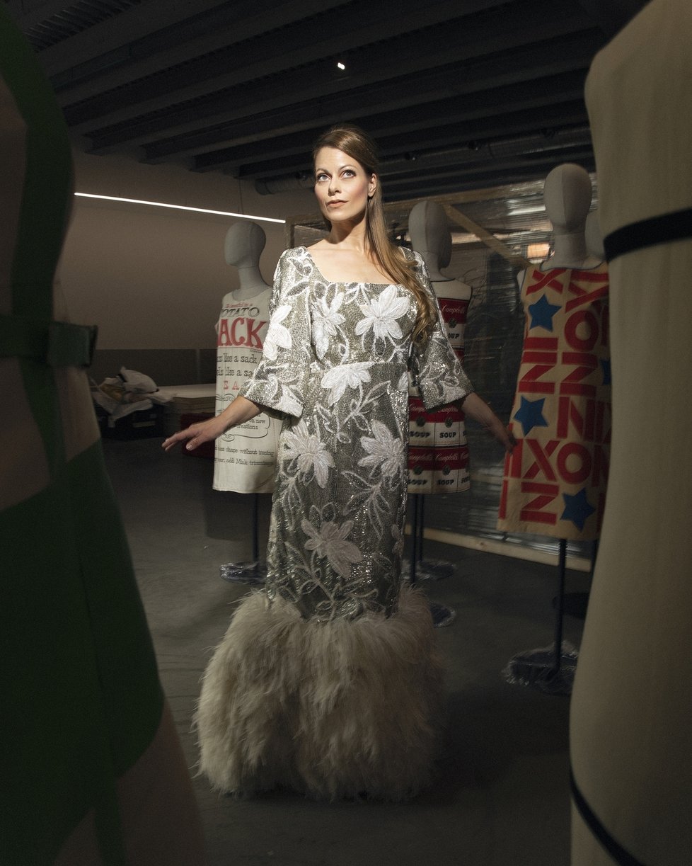 Herečka Hana Holišová (42) oblékla zřejmě nejcennější model výstavy, koncertní šaty Michael Novarese (1966) z bavlny, korálků a pavího peří.