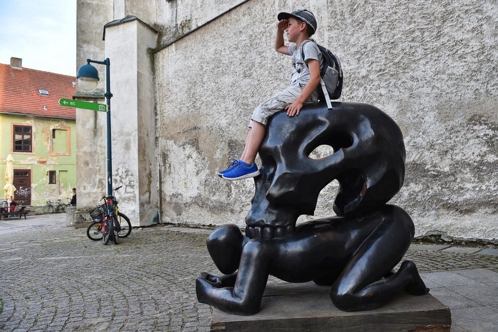 V Českých Budějovicích začal 7. června 11. ročník sochařského festivalu Umění ve městě. Na snímku je socha Jaroslava Róny Podobensrví s lebkou.