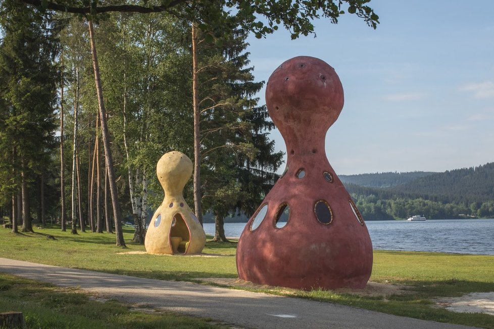 Obří figurky hry Člověče nezlob se zdobí břeh Lipna v rámci projektu Umění ve městě.