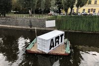 U Mánesa zakotvil bílý kontejner s nápisem Art: Nikdo neví, co se skrývá uvnitř