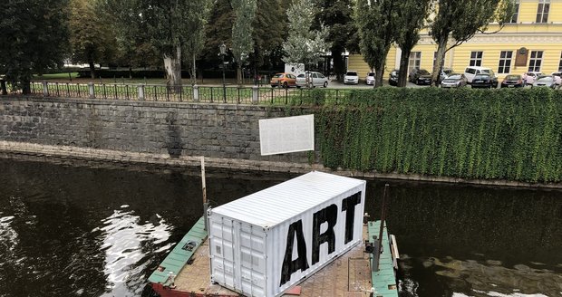 U Mánesa zakotvil bílý kontejner s nápisem Art: Nikdo neví, co se skrývá uvnitř