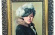 Oduševnělý portrét krásné ženy s nádechem smutku v péřovém kloboučku namaloval téměř zapomenutý malíř František Xaver Diblík (1887 – 1955). 