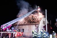 Požár na Kutnohorsku způsobil milionové škody: Zraněný s popáleninami skončil v nemocnici