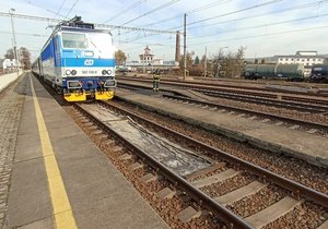 Vlak v pátek ráno usmrtil muže mezi hlavním nádražím a stanicí Brno-Židenice. Doprava na trati je přerušená.