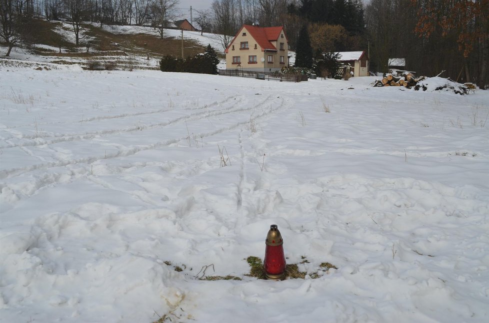 Na místě skonu Zdeňky hoří zapálená svíčka. Je to jen pár desítek metrů od domu.