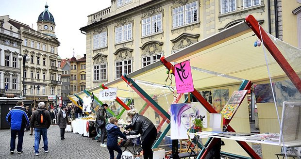 Malostranské náměstí oživil UMtrh. Koncerty i cirkusové vystoupení turisty bavilo