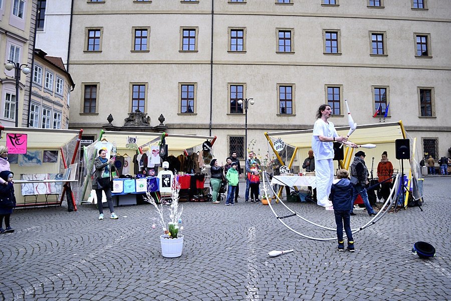 Malostranské náměstí oživil UMtrh. Koncerty i cirkusové vystoupení turisty bavilo