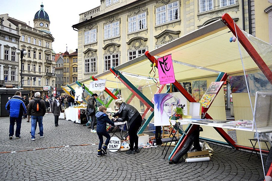 Malostranské náměstí oživil UMtrh. Koncerty i cirkusové vystoupení turisty bavilo