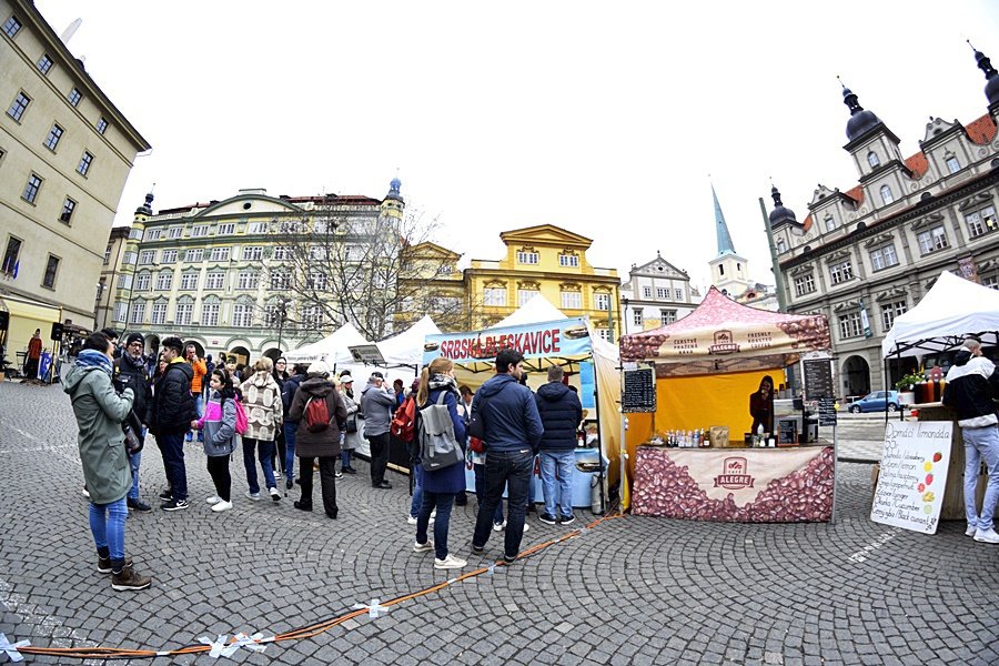 Malostranské náměstí oživil UMtrh. Koncerty i cirkusové vystoupení turisty bavilo