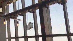Nejnebezpečnější džob světa: Vítr si pohrává s umývači oken šanghajského mrakodrapu.