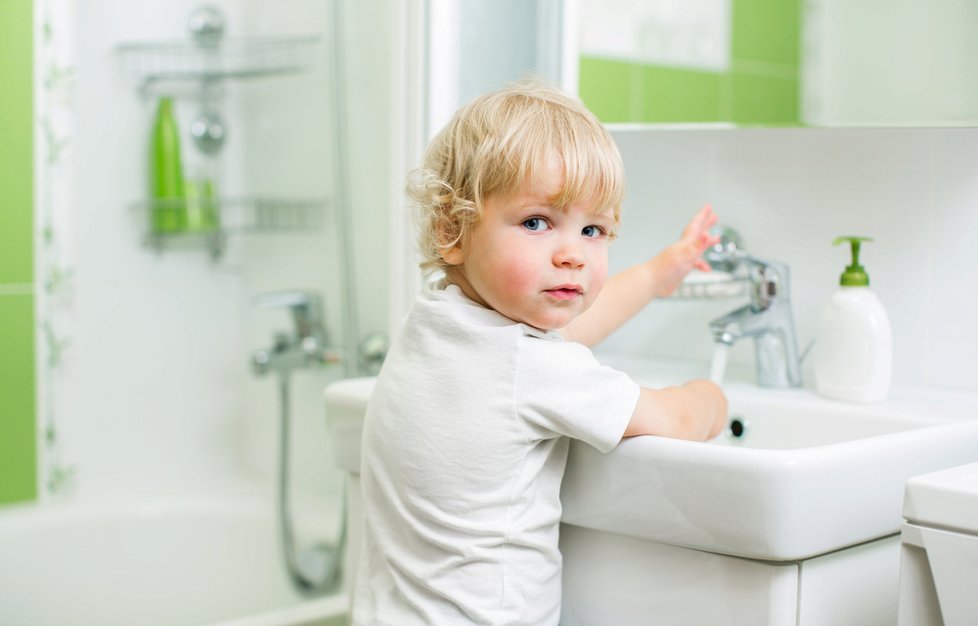 Vyčistit umyvadlo zvládne i malé dítě